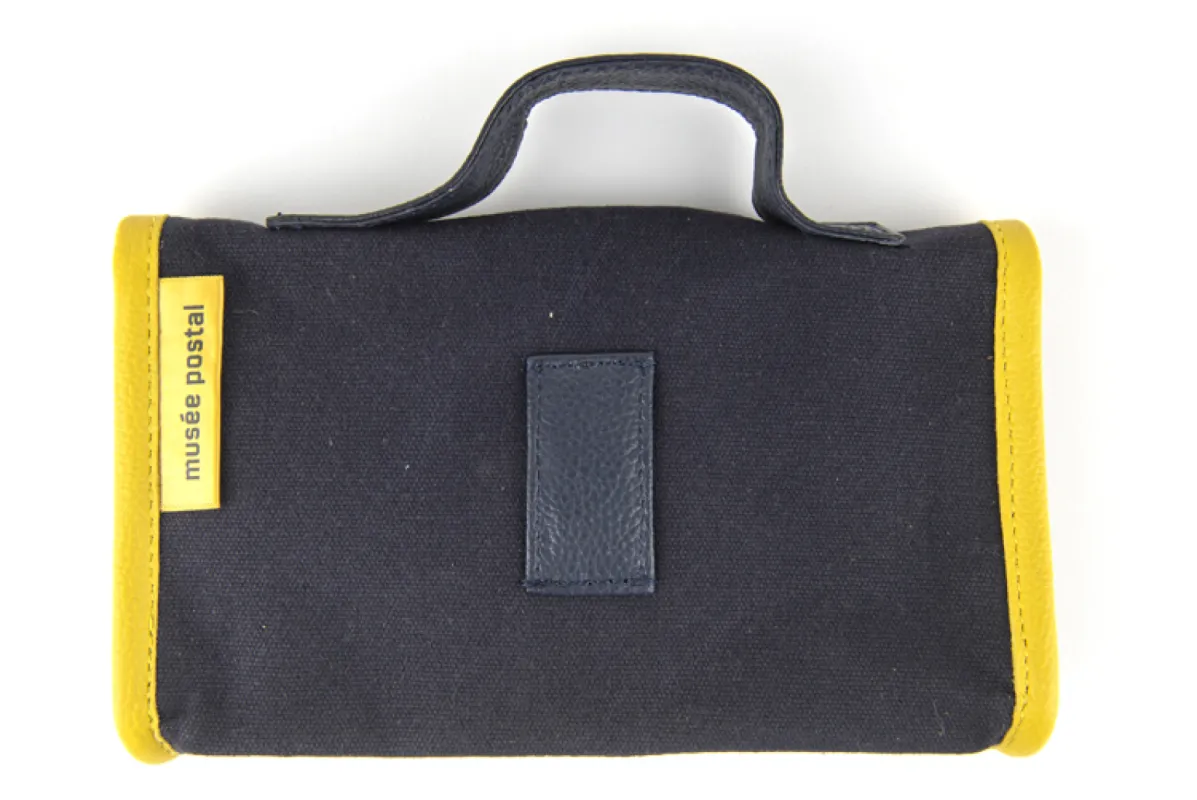 Vue 2 – Trousse bleu / jaune musée postal